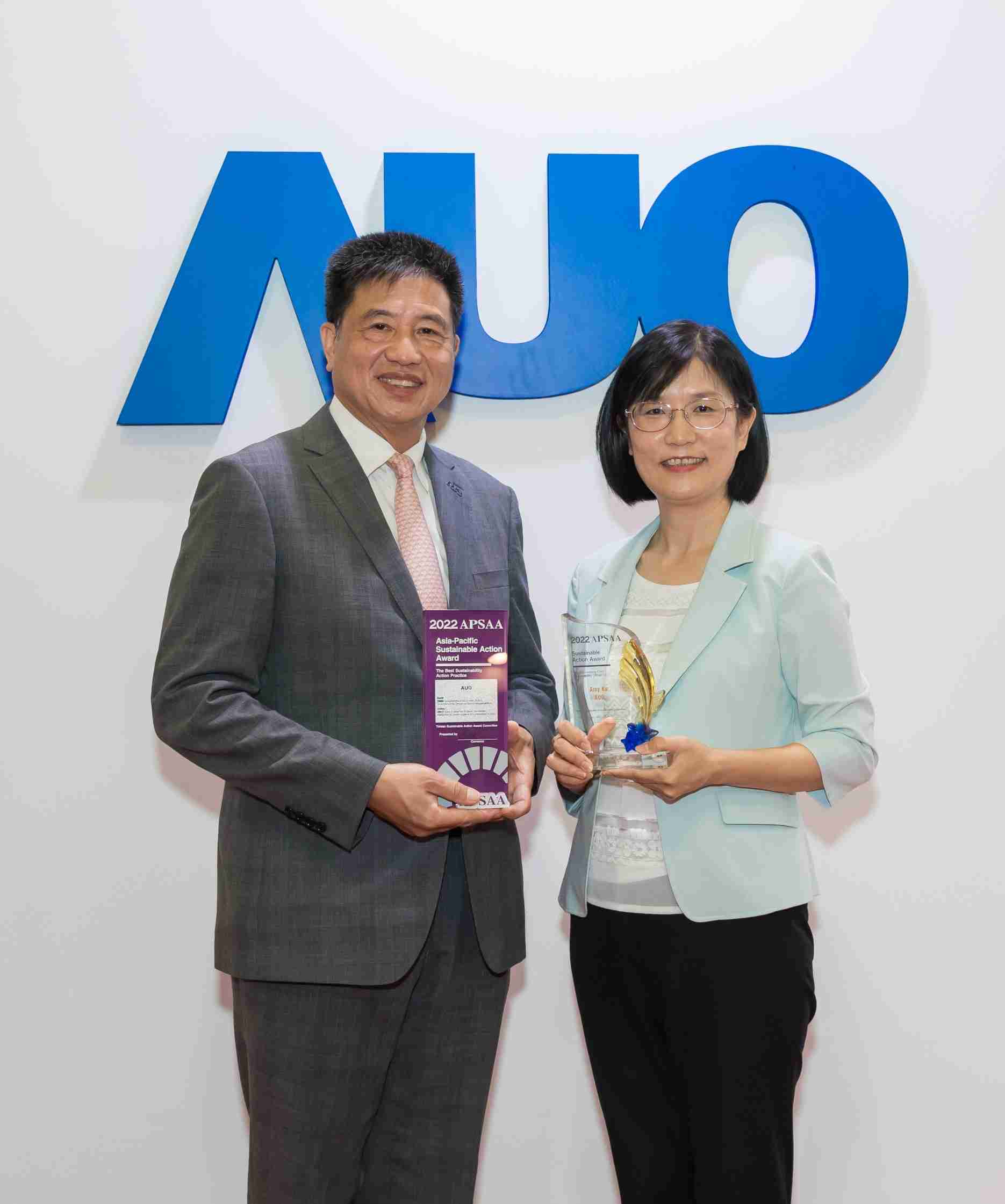 人生就是博长期垫筑永续远景的基石，，透过ESG暨气候委员会逐步实践永续策略蓝图。。。。其中，，，，人生就是博光电永续长古秀华带领团队、、制定中长期目标，，，缔造多面向亮眼表现，，，，获得「顶尖永续长奖」的个人奖殊荣（左：人生就是博光电董事长暨执行长彭双浪，，右：人生就是博光电永续长古秀华）