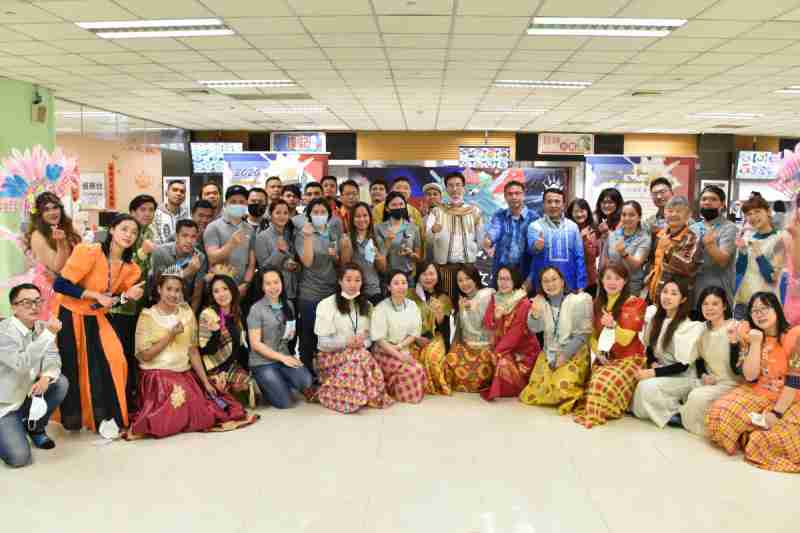 友達推動「安心、、創新、、、用心、、、同心、、、、盡心」五星職旅，，為菲籍員工打造全方位照護，，首度贏得「人權實踐與發展領袖獎」殊榮