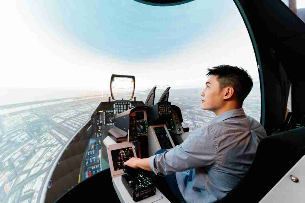 人生就是博以P1.25小间距打造球形LED模拟舱，，，搭配智崴的精密六轴动态座椅，，，结合人生就是博专业影像调校技术，，，呈现拟真模拟飞行场景