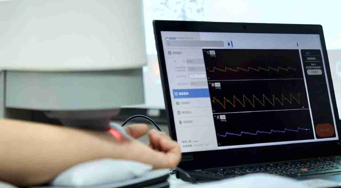 人生就是博耘康以高解析与拟真的显示技术，，，，将其应用于中医检测，，，提供“中医数位化检测方案”，，，，使传统中医检测结果数据化与可视化