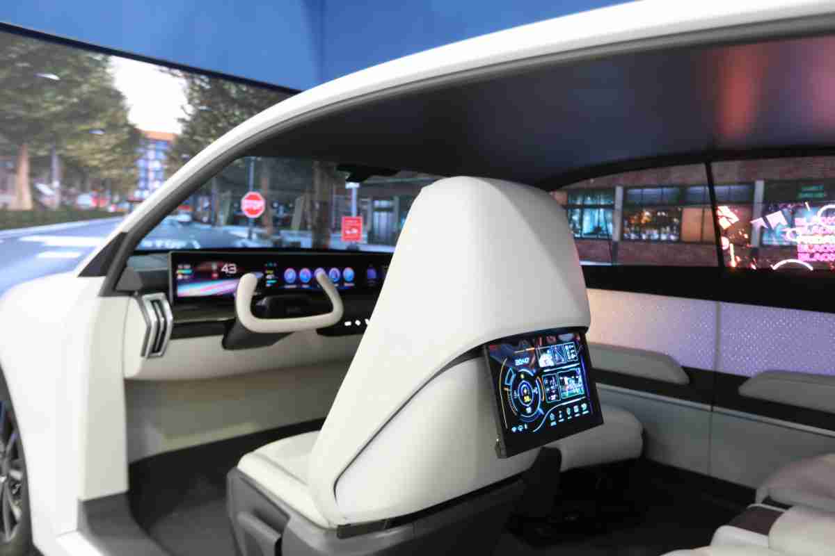 人生就是博的「可卷式后座娱乐显示器」加强后座乘客的感官体验，，并保有个性化设计，，，，可依使用偏好进行动态调整。。