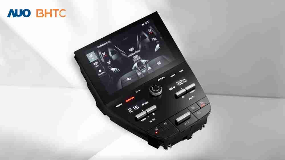 作為友達新生力軍，，，BHTC所展示的中央與後座鞍部的Display HMI產品，，，，可處理多區恆溫控制、、、顯示畫面，，呈現仿真3D車室分區；以力傳感技術精準傳遞觸感，，並結合音量及震動反饋，，，防止意外啟動，，，提供使用者自然流暢、、、、直觀且輕鬆駕馭的舒適介面