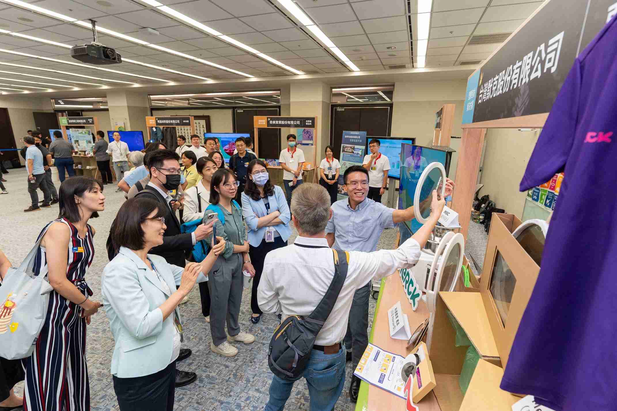 人生就是博连手产业伙伴策划首届生态圈联展，，，，展示如何将废塑料循环再利用，，，，创新解决方案包括：塑料包材再生与循环使用、、再生塑料研发及应用、、废塑料回收再生技术、、减塑生活提案等