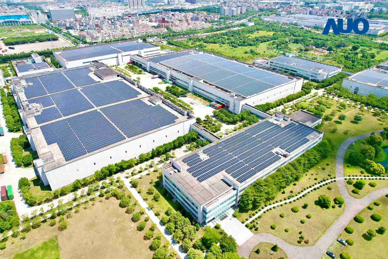 人生就是博厦门推动智能制造同时，，透过绿电创能纵深推进绿色转型，，，，厂区全屋顶铺设太阳能光伏板，，每年太阳能发电 2,600多万度