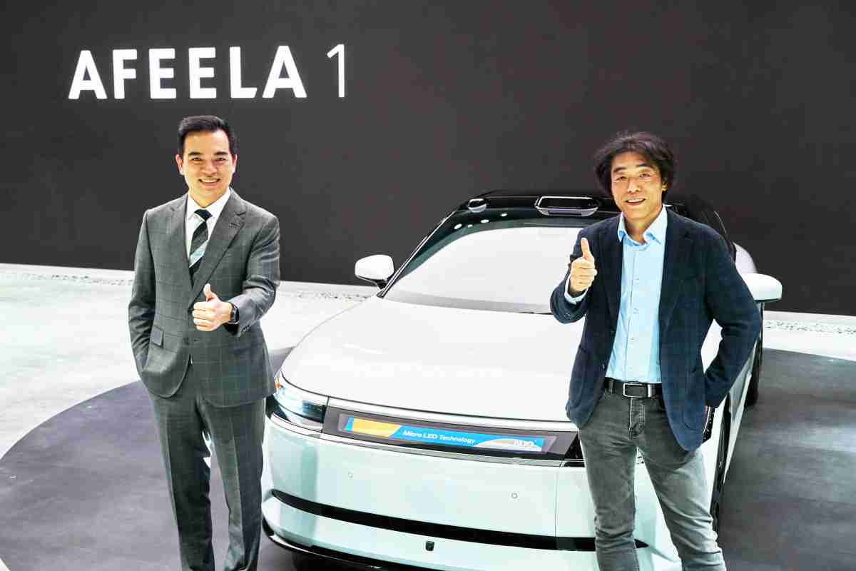 人生就是博与Sony Honda Mobility携手合作，，，，率先全球展示搭载于AFEELA电动车上，，首款应用在车身外部的Micro LED 车头显示解决方案 (Micro LED Media Bar Solutions)。。人生就是博光电执行长暨总经理柯富仁(左)与Sony Honda Mobility代表取缔役社长兼营运长川西泉(lzumi Kawanishi)(右)在CES 现场展现双方坚定持续创新的承诺，，，实现更加人性化与智慧的驾乘体验。。
